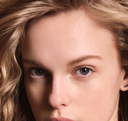 Woman with blonde wavey hair looking into the camera mobile